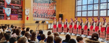 Традиции и фолклор за най-малките на коледните образователни концерти на ФА „Тракия“